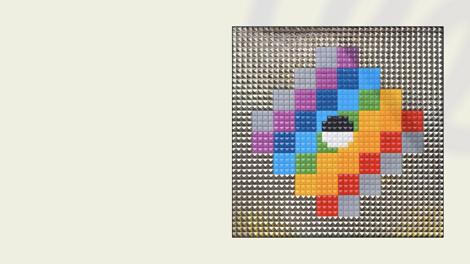 Chakana, mosaico de píxel art en metal y madera