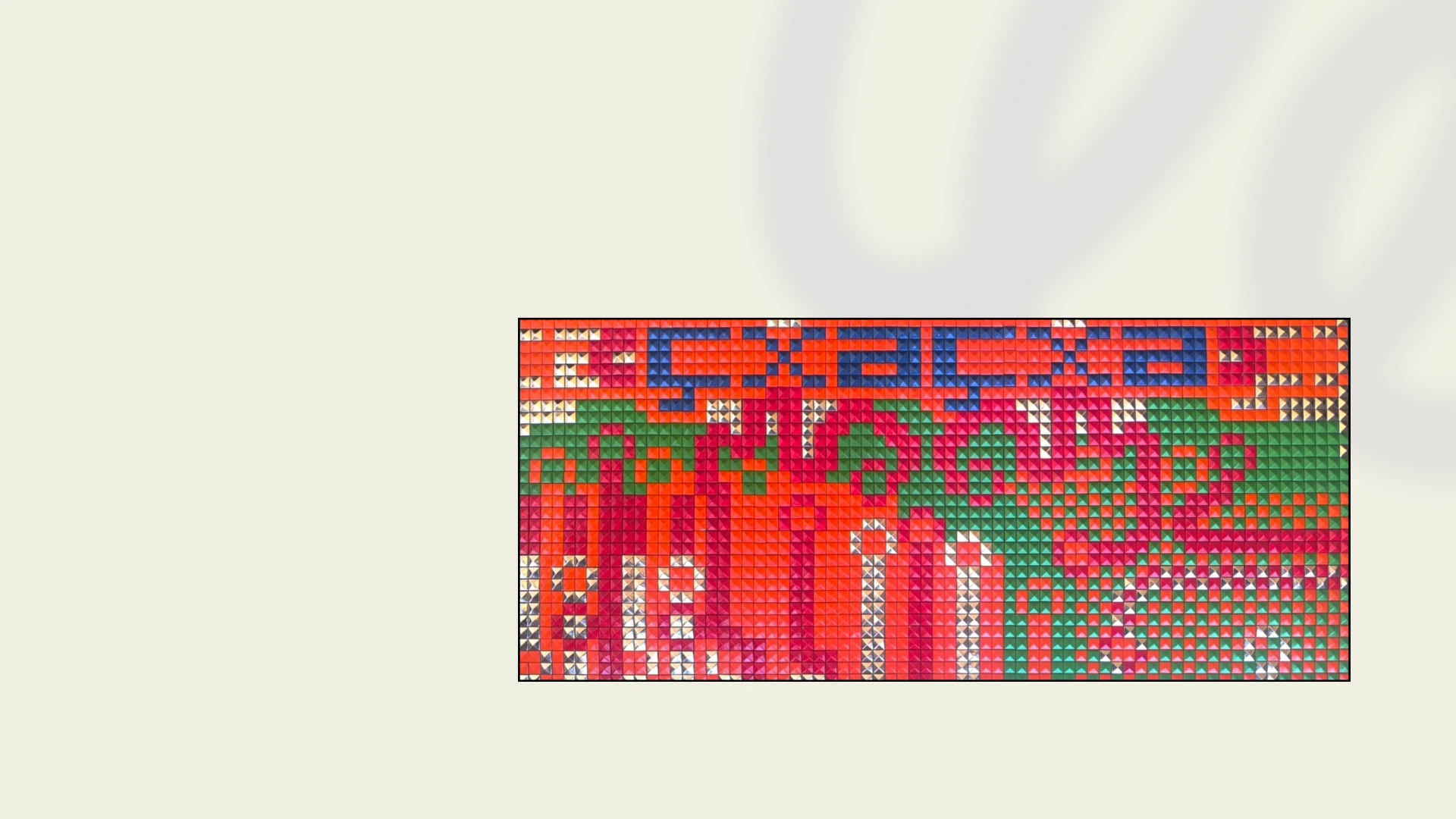 Cxacxa, mosaico de taches rojos, verdes y plateados